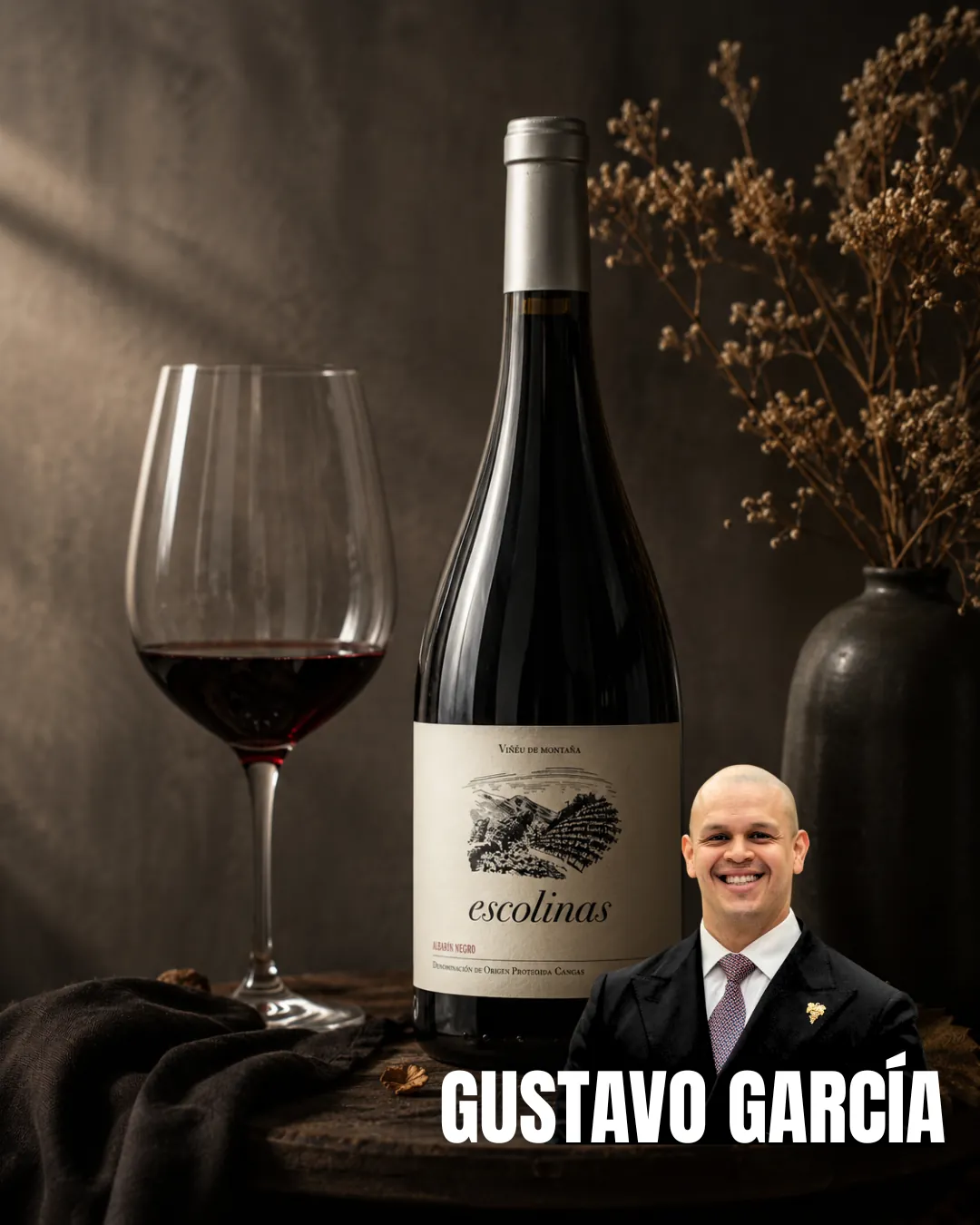 Botella de Escolinas Albarín Negro Viñedo de Montaña junto al sumiller Gustavo García